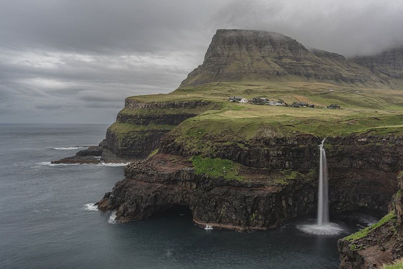 Färöischer Wasserfall von Robinotof