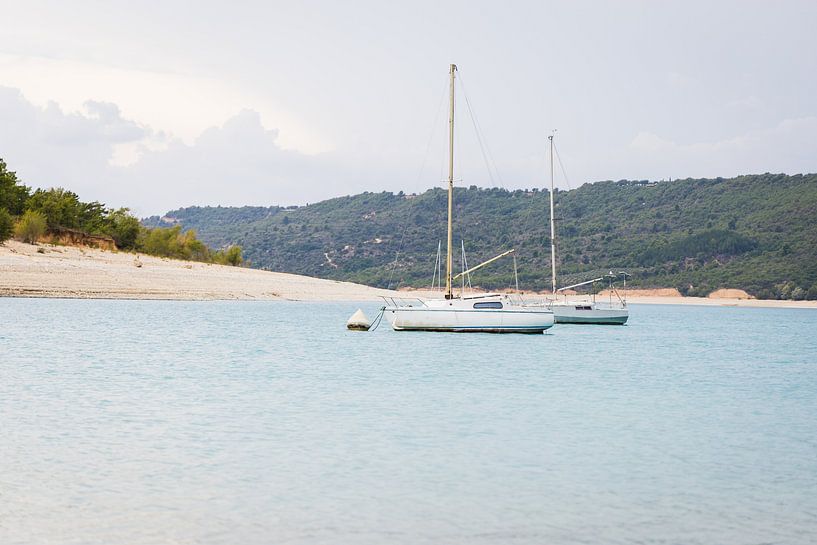 Boten in meer, Zuid-Frankrijk van Veerle Sondagh