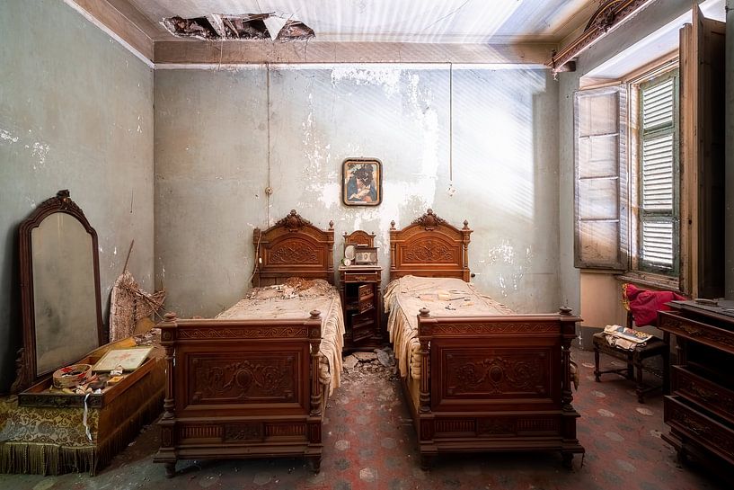 Abandoned Antique Bedroom. by Roman Robroek - Photos of Abandoned Buildings