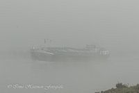 Un navire dans le brouillard.