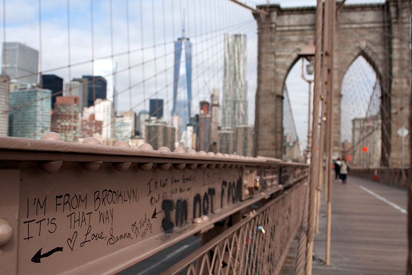 Brooklyn is that way, Directions Grafitti on the Brooklyn Bridge van Dennis Wierenga
