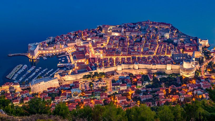 Dubrovnik in het blauwe uur, Kroatië van Adelheid Smitt