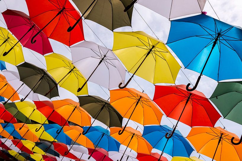 Shopping sous des parapluies colorés. par Bert Branje