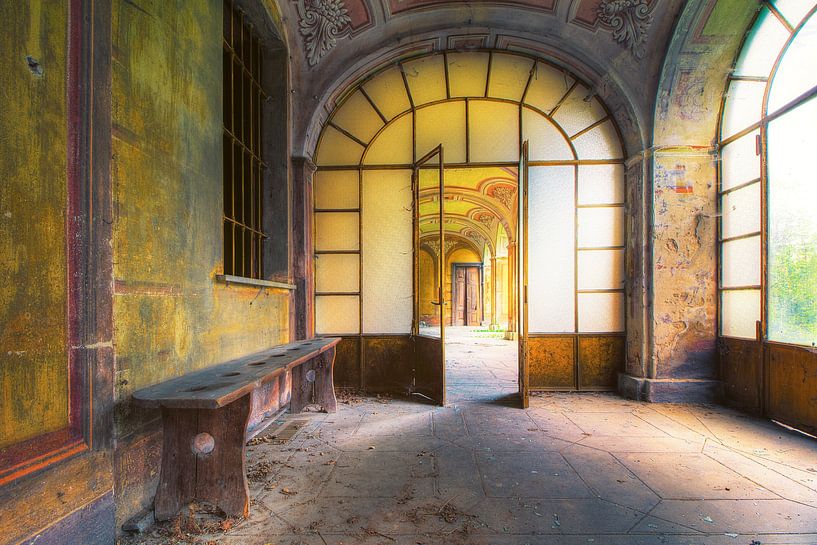 Abandoned villa by Truus Nijland