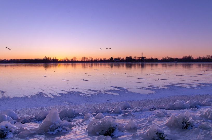 Sonnenaufgang am gefrorenen Molenplas in Haarlem, Holland von Discover Dutch Nature