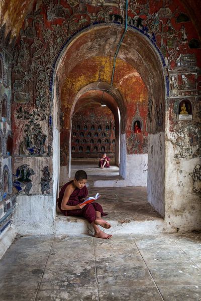 Des moines enseignants au monastère de Nyaung Shwe, près d'Inle, au Myanmar.  par Wout Kok