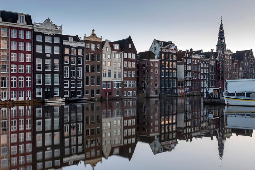 Grachtenhäuser am Damrak in Amsterdam, der Hauptstadt der Niederlande. von gaps photography