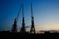 Kranen in Antwerpen bij maanlicht