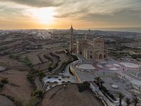 Coucher de soleil Sérénité au sanctuaire de Ta&#039 ; Pinu, Gozo | Photographie de drone | Coucher de soleil | Photographie de voyage