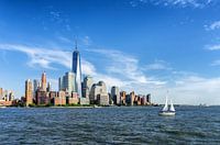 Blick auf Manhattan in New York über das Wasser mit einem Segelboot im Vordergrund.