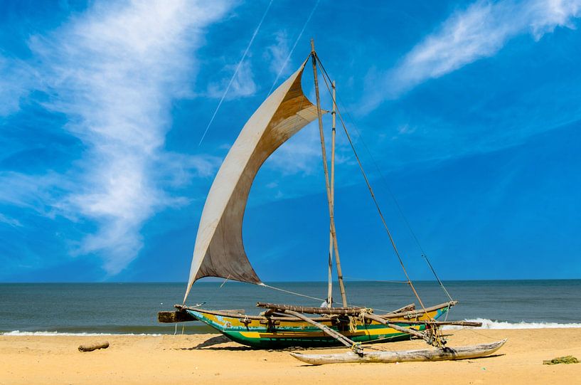 Un voilier sur la plage de Negombo au Sri Lanka par Dieter Walther