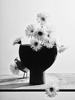 Vase mit Gerbera's und Vogel