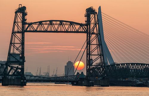 Zonsondergang bij de Hef in Rotterdam van Ilya Korzelius