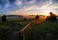 Een mistige deken over de vlakte.