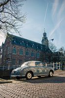 Blauer Nissan Figaro auf der Rapenburg - Vintage-Charme im historischen Leiden