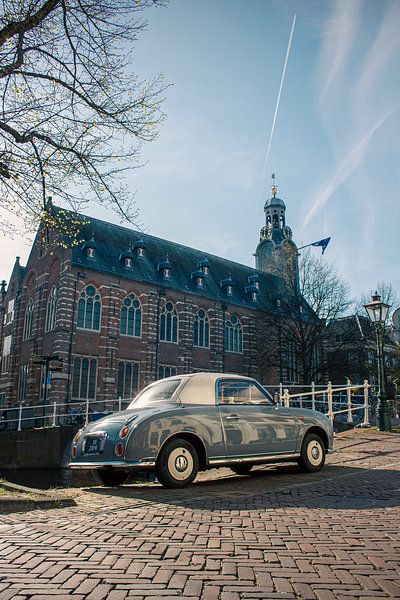 Blue Nissan Figaro sur le Rapenburg - charme vintage dans la ville historique de Leyde par Studio Ajuut