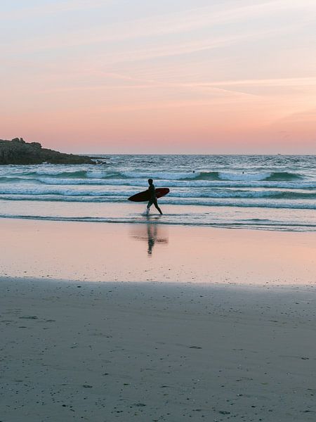 Surfer bei Sonnenuntergang | Atlantikküste Bretagne Frankreich | Fotodruck Meer Reisefotografie von HelloHappylife