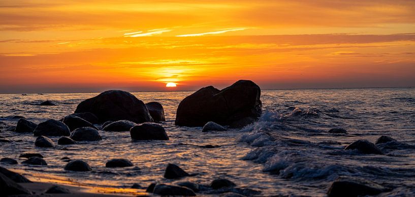Panorama Sonnenuntergang am Strand mit großen Felsen im Wasser an der Ostsee auf Rüge von Animaflora PicsStock