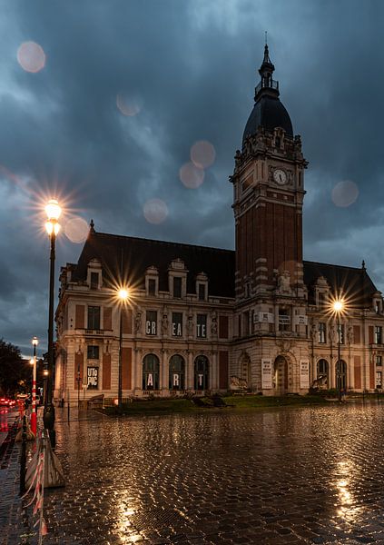 Laeken - Belgien - 11 09 2021: Das Rathaus mit den Regenreflexen von Werner Lerooy