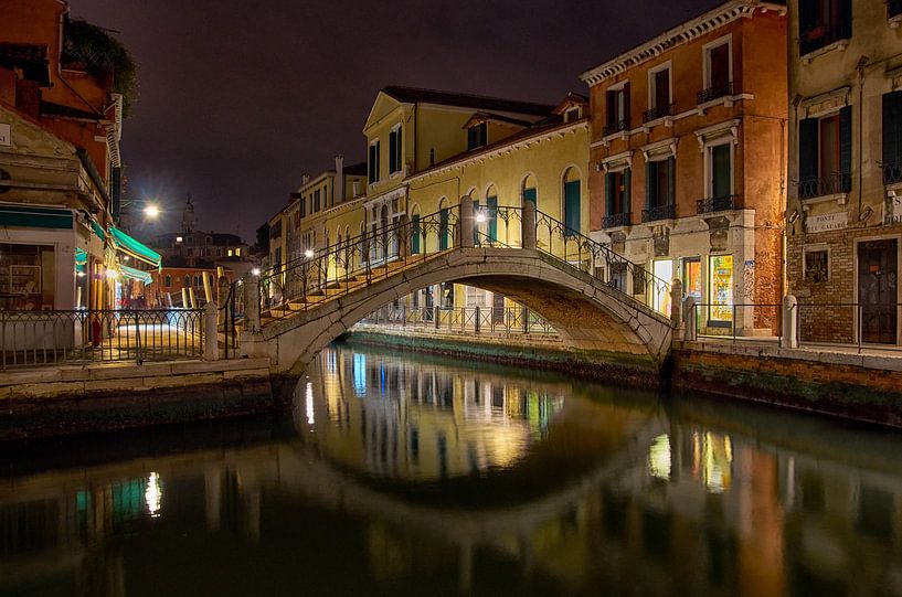 Venedig - eine Brücke bei Nacht von Götz Gringmuth-Dallmer Photography