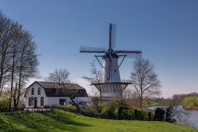 Moulin à vent &quot;De Vlinder&quot; par une belle journée de printemps en avril par Bram van Broekhoven
