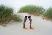 Beine und Clogs in den Dünen