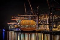 Containerschiff bei Nacht