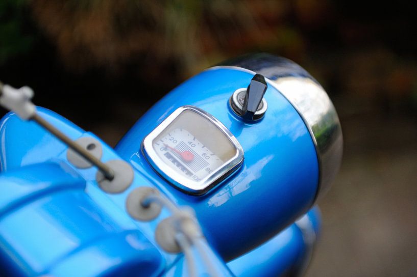 Cockpit eines alten Mopeds von Robert de Jong