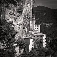 Découvrez une beauté intemporelle : une église historique sur une falaise à couper le souffle
