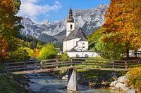 Kirche in den Alpen im Herbst