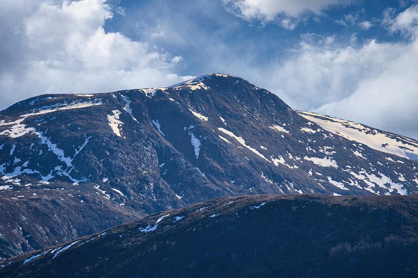 Norwegisches Hochgebirge, verschneite Berge und Landschaft von Martin Köbsch