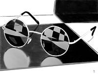 Sonnenbrille im Badezimmer