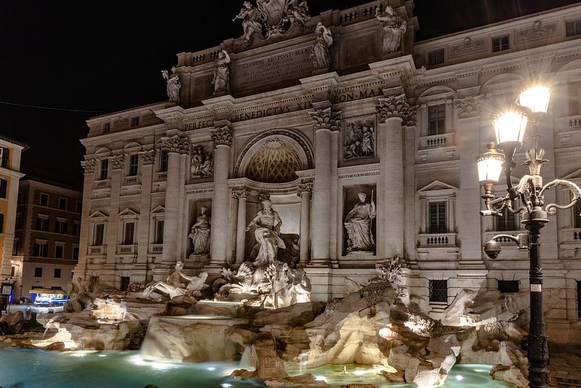 Der Trevi-Brunnen (italienisch: Fontana di Trevi) ist der größte und berühmteste Brunnen in Rom. von Jaap van den Berg