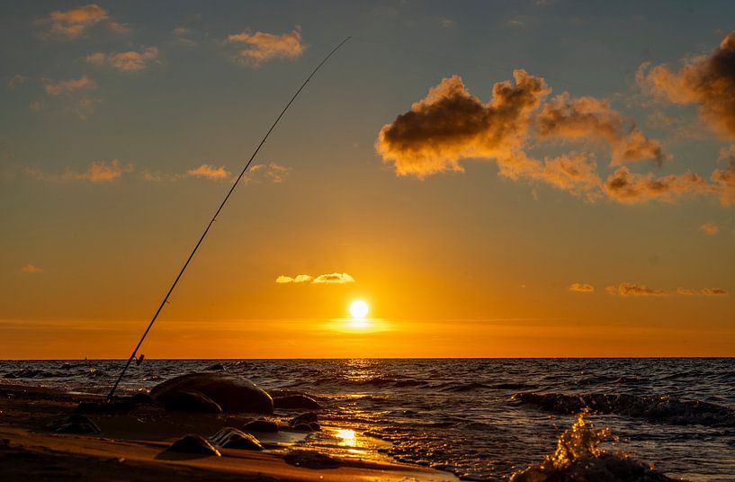 Angeln auf Rügen am Strand bei Sonnenuntergang am Kap Arkona von Animaflora PicsStock
