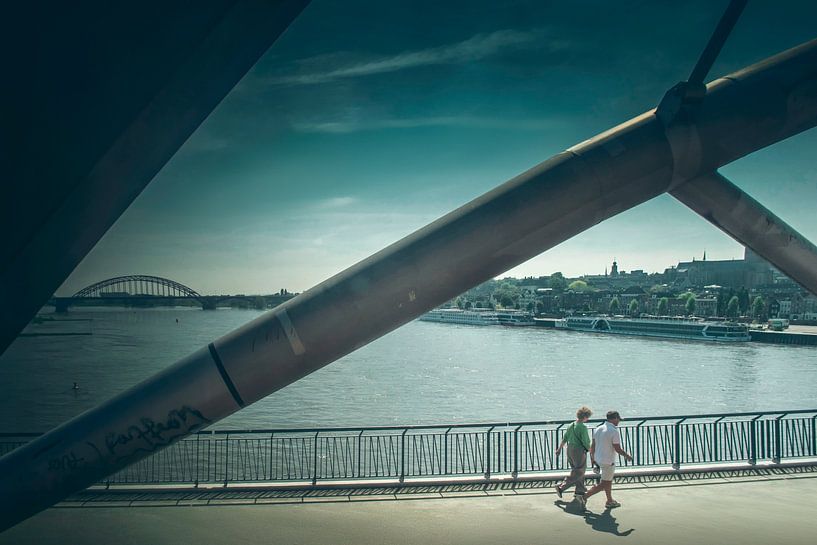 Bezaubernder Blick auf Nimwegen von der Eisenbahnbrücke: Geschichte und moderne Pracht von Elianne van Turennout