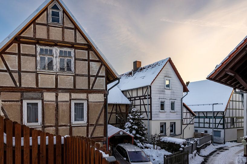 Herleshausen vakwerkhuizen in de winter van Roland Brack