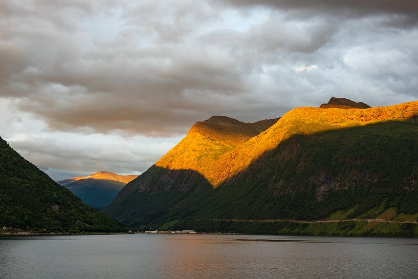 Blick auf den Storfjord in Norwegen am Abend par Rico Ködder