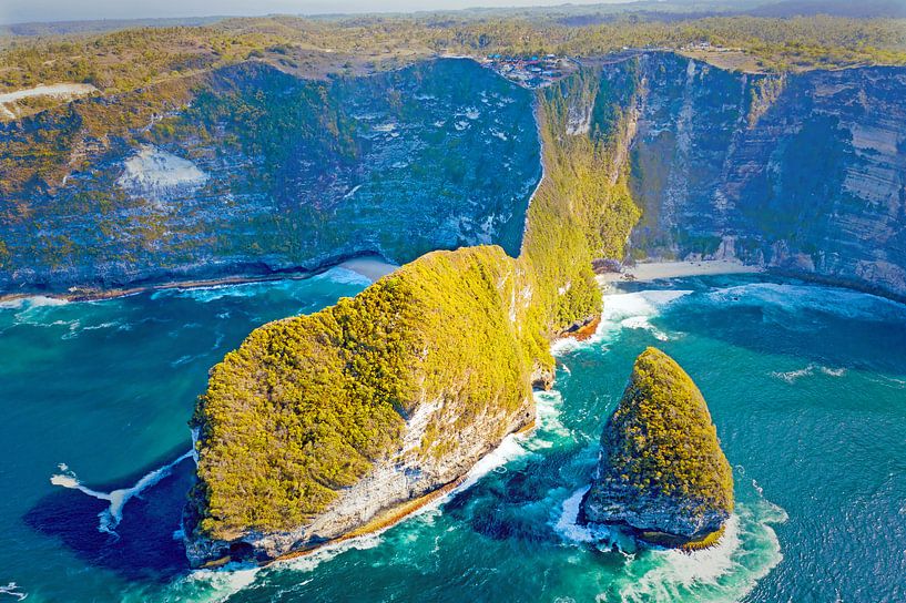 Luftaufnahme des Kelingking Strandes auf Nusa Penida in Bali Indonesien von Eye on You