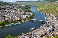 Vue du château de Landshut sur la vallée de la Moselle et la ville de Bernkastel-Kues