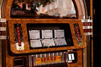 Jukebox in cafe in Vallon-Pont-d'Arc gelegen in Zuid Frankrijk met Michael Jackson muziek.