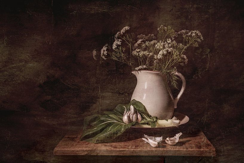 Stillleben Kuhfladen in Vase 3 Lebensmittelklassiker von Alie Ekkelenkamp