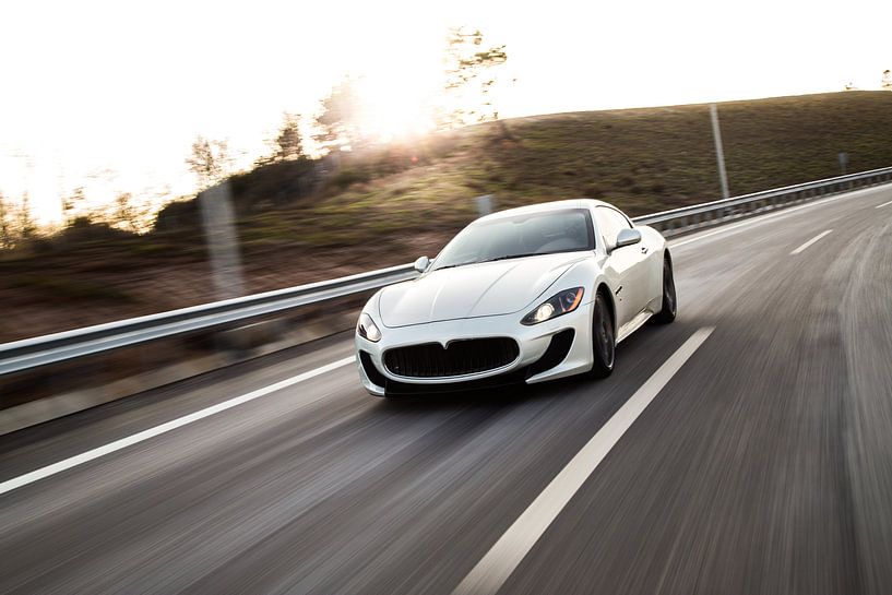 Maseratie sportscar coupé sport en blanc sur l'autoroute par Atelier Liesjes