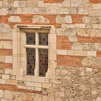 Buntes Glasfenster in schönem Steingebäude