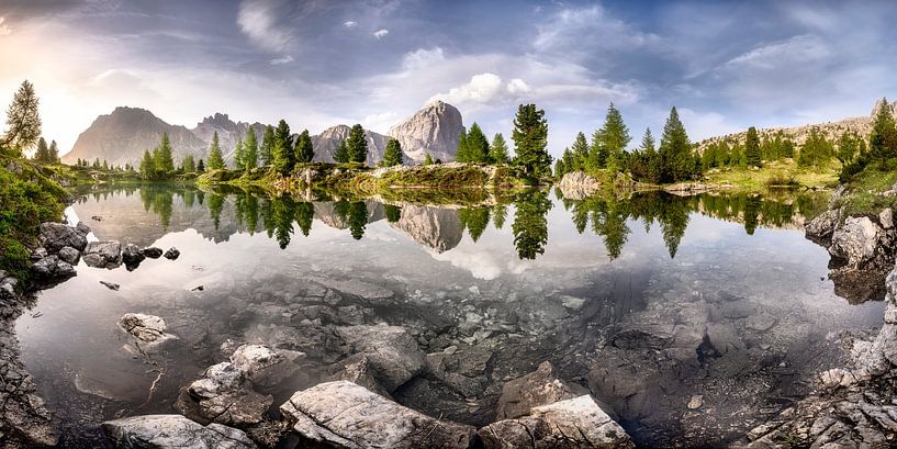Lac avec beau paysage de montagne dans les Dolomites par Voss photographie