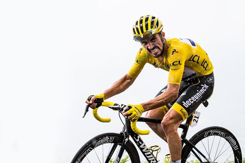 Julian Alaphilippe in het geel. van Leon van Bon