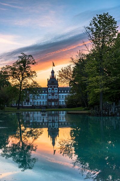 Château de Philippsruhe avec parc du château et reflet dans le lac par Fotos by Jan Wehnert