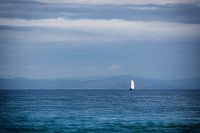 Steady as a rock // voilier au loin