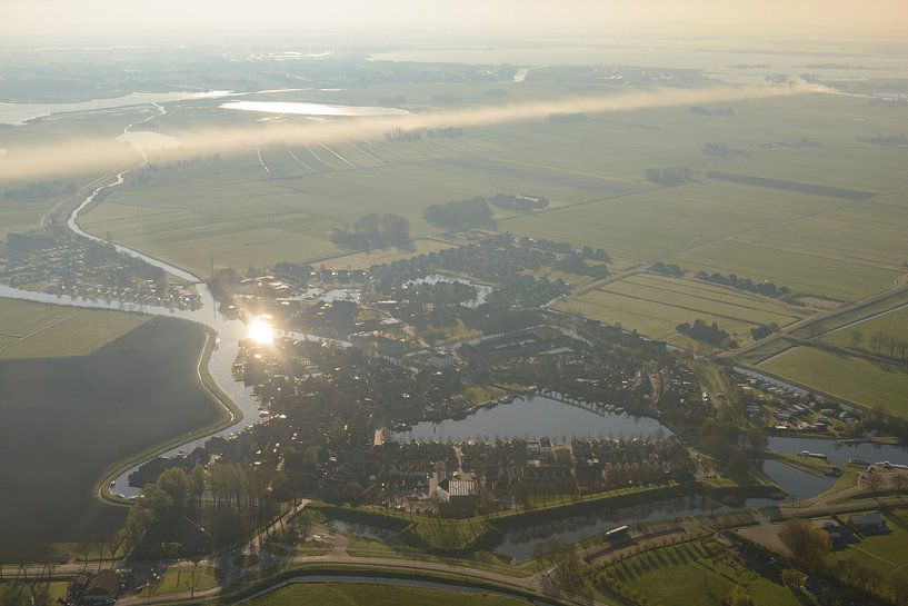 Vue aérienne sur le lever de soleil au-dessus du village de Blokzijl par Sjoerd van der Wal Photographie