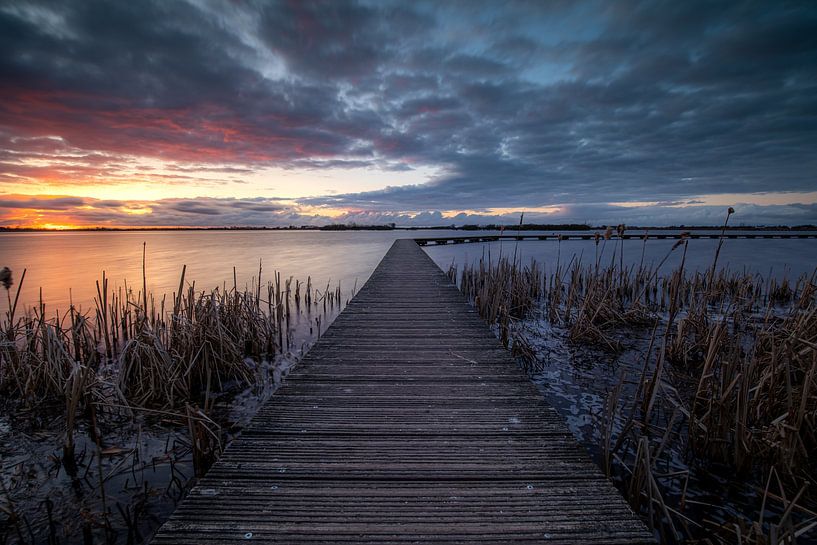 Farbenfroher Sonnenuntergang am Dane-See von Peter Kuipers