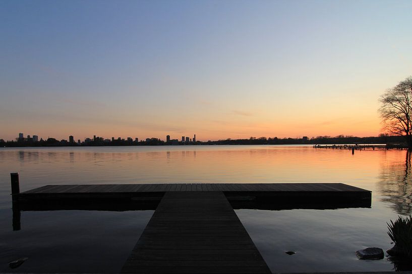 Atemberaubender Sonnenuntergang auf dem Kralingse Plas'. von Capture the Moment 010
